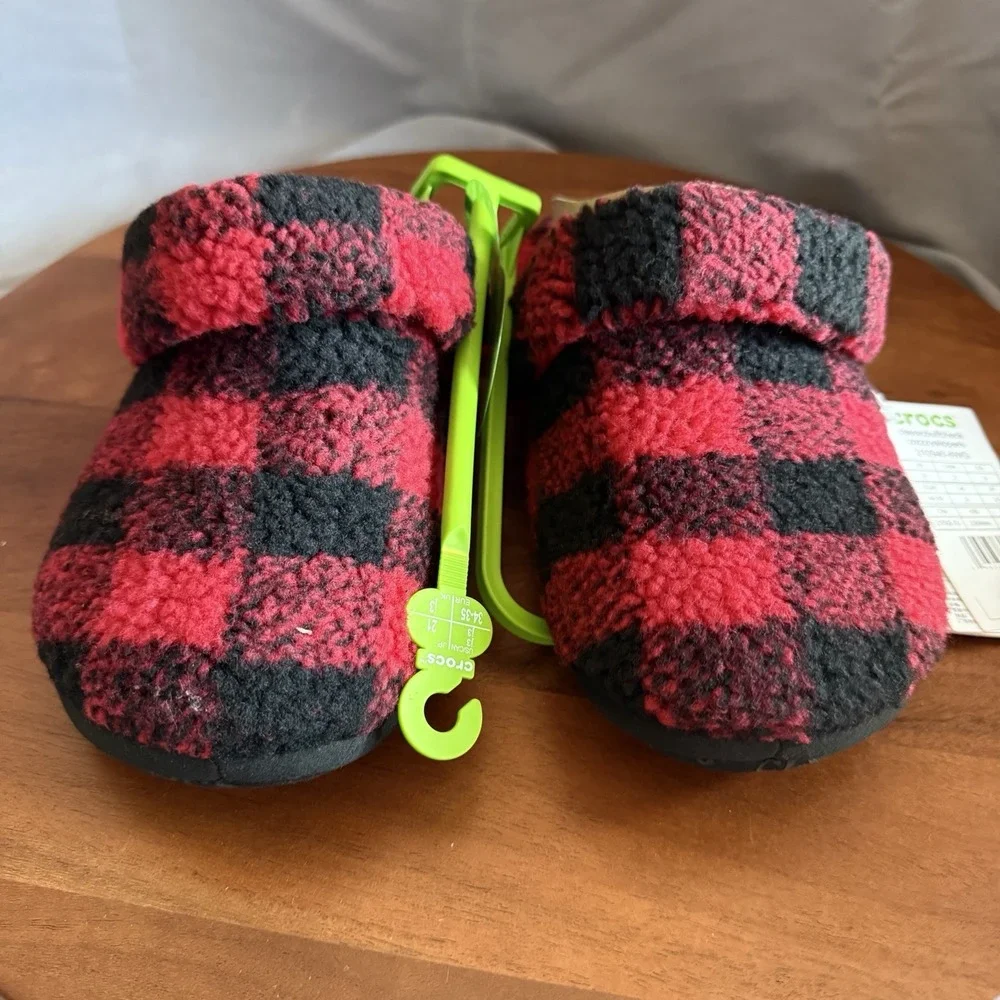 Crocs Classic Cozzzy Classic Buffalo Check Slippers‎ Junior Size 3 Red/Blk Plaid